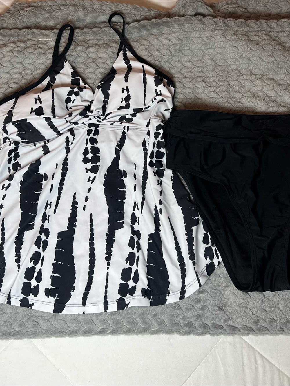 SHEIN Black and White Printed Tankini with Black Bottoms